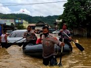 Personel Gabungan TNI-POLRI dan Basarnas serta Instansi Terkait Membantu Evakuasi Korban Bencana Banjir dan Tanah Longsor di Jayapura