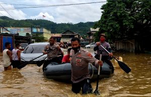 Personel Gabungan TNI-POLRI dan Basarnas serta Instansi Terkait Membantu Evakuasi Korban Bencana Banjir dan Tanah Longsor di Jayapura