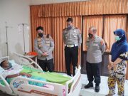 Kepedulian Kapolres Ponorogo, Jenguk Anggotanya Yang Sakit