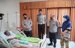 Kepedulian Kapolres Ponorogo, Jenguk Anggotanya Yang Sakit