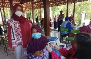 Anggota DPRD Ponorogo Relelyanda Gelar Vaksinasi Covid-19 Massal di Rumahnya