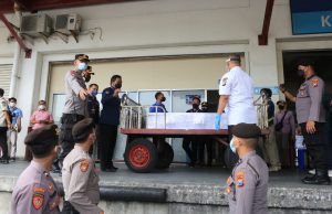 Polda Jatim Antarkan Jenazah PMI Korban Kapal Tenggelam ke Rumah Duka