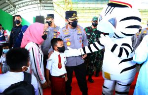 Tinjau Vaksinasi Serentak se-Indonesia, Kapolri Ingatkan Syarat Wajib Laksanakan PTM 100 Persen