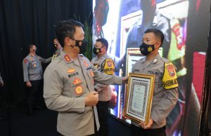 Sejumlah Penghargaan Diberikan Pada Acara Kapolda Jatim Award 2022