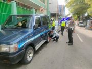 Parkir Sembarangan, Belasan Mobil di Jalan Dr. Soetomo Digembok Satlantas Polres Ponorogo Bersama Dishub