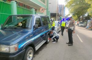 Parkir Sembarangan, Belasan Mobil di Jalan Dr. Soetomo Digembok Satlantas Polres Ponorogo Bersama Dishub