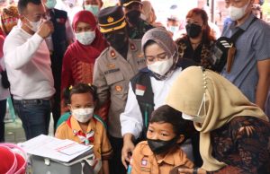 Wakapolres Ponorogo Dampingi Bupati Sugiri Tinjau Serbuan Vaksinasi Covid-19 Anak Usia 6 -11 Tahun