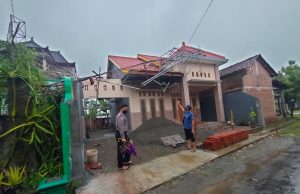 Tower Pemancar Radio Matrik FM Setinggi 40 Meter Ambruk, Timpa 2 Rumah Warga, Karanggebang, Jetis