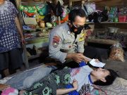 Trenyuh Pak Bhabin Polres Pacitan Bripka Latip Utomo Bantu Kasur Disabilitas Penyakit Saraf Otak