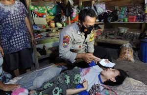 Trenyuh Pak Bhabin Polres Pacitan Bripka Latip Utomo Bantu Kasur Disabilitas Penyakit Saraf Otak