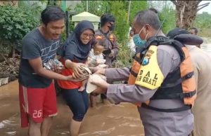 Polres Pasuruan Kota Bersama Instasi Terkait Berikan Bantuan Warga Terdampak Banjir