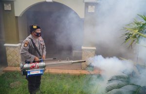Cegah Demam Berdarah, Sat Samapta Polres Ponorogo Lakukan Fogging