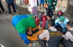 Pamor Keris Polres Ponorogo Berikan Pertolongan Pertama Pada Korban Laka Lantas