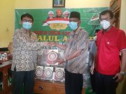 Johan Budi Serahkan 250 Al Quran, Ranting NU: Bermanfaat Bagi Anak Cucu