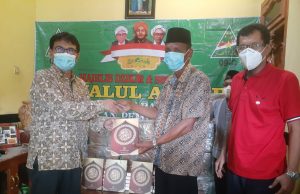 Johan Budi Serahkan 250 Al Quran, Ranting NU: Bermanfaat Bagi Anak Cucu