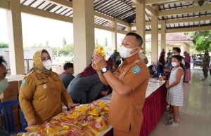 Ketika Minyak Goreng Melangit, Kang Giri & Bunda Rita Hadirkan Operasi Pasar