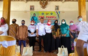 Blusukan Pelosok Desa, Bu Susi Bagi Sembako & Cegah Stunting