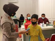Gemes, Tinjau Vaksinasi Anak, Kompol Meiridiani Bagikan Hadiah Coklat