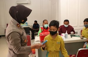 Gemes, Tinjau Vaksinasi Anak, Kompol Meiridiani Bagikan Hadiah Coklat