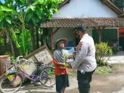 Jum’at Berkah, Polsek Siman Bagikan 30 Sak Beras Kepada Warga Kurang Mampu