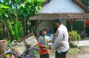 Jum’at Berkah, Polsek Siman Bagikan 30 Sak Beras Kepada Warga Kurang Mampu
