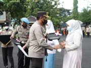 AKBP Arman S.IK, M.Si Serahkan 3 Sepeda Motor Pemenang Undian Doorprize Vaksinasi Serentak di Polres Sampang
