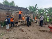 Kapolsek di Nganjuk Bantu Bangun Kembali Rumah Nenek Painem Roboh Akibat Hujan Angin