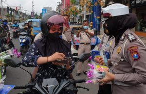Polresta Makota Kampanyekan Prokes dan Disiplin Lalu-lintas pada Valentine Day