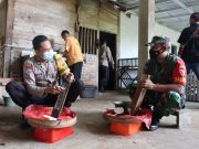 Polisi di Pacitan Dampingi Warga Buat Minyak Goreng Berbahan Kelapa Hingga Bagikan Secara Gratis