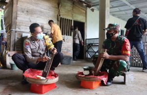 Polisi di Pacitan Dampingi Warga Buat Minyak Goreng Berbahan Kelapa Hingga Bagikan Secara Gratis
