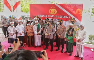 Tokoh Agama di Jatim Ikut Vaksinasi, Kapolri: Jadi Penyemangat Kita Semua