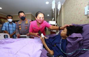 Penuhi Janji, Kapolri Jenguk Sinta Aulia Anak yang Sakit Tumor Kaki