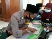 Patut di Apresiasi, Bripka Candra Bhabinkamtibmas Polsek Pulung Ajari Anak-Anak Mengaji