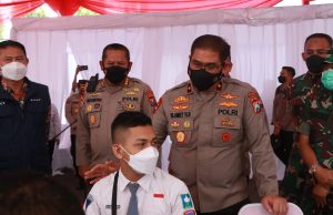 Wakapolda Jatim Cek Vaksinasi Serentak di Lamongan