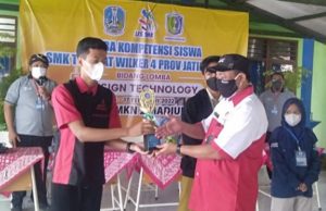 Juara Pencak Silat & Tekhnologi Desain Grafis, SMKN 1 Mlarak Maju LKS Provinsi