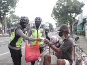 Polwan Polres Ponorogo Patroli Bersepeda Sambil Bagikan Nasi Bungkus dan Edukasi Prokes