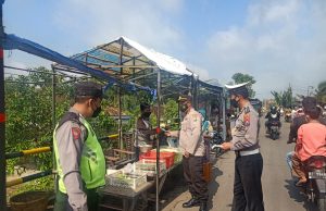 Pamor Keris Polsek Manguharjo Gencar Lakukan Edukasi Proses dan Bagi Masker