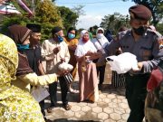 Jum’at Sedekah, Polsek Ngerambe, Berbagi Dengan Warga Nasi Bungkus