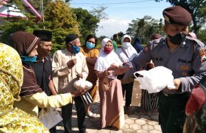 Jum’at Sedekah, Polsek Ngerambe, Berbagi Dengan Warga Nasi Bungkus