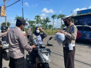 Operasi Keselamatan Semeru 2022, Satlantas Polres Ngawi Bagikan 25 Unit Helm SNI