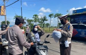 Operasi Keselamatan Semeru 2022, Satlantas Polres Ngawi Bagikan 25 Unit Helm SNI