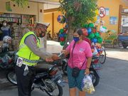 Ops Keselamatan 2022, Polres Madiun Kota Bagikan Masker Bagi Pengunjung Pasar