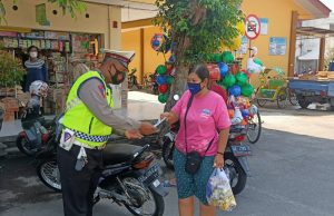 Ops Keselamatan 2022, Polres Madiun Kota Bagikan Masker Bagi Pengunjung Pasar