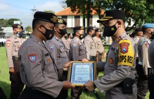 Capaian Vaksinasi Dinilai Baik, Bhabinkamtibmas Terima Penghargaan dari Kapolres Bondowoso