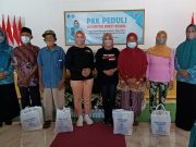 Bupati Kang Giri Bersama TP PKK Salurkan Sembako dan Kartu BPJS RT Kepada Warga Jambon