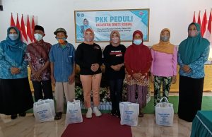 Bupati Kang Giri Bersama TP PKK Salurkan Sembako dan Kartu BPJS RT Kepada Warga Jambon