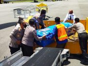 Lakukan Prosesi Penghormatan, 8 Korban Penembakan KKB Diserahkan ke Keluarga