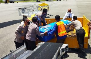 Lakukan Prosesi Penghormatan, 8 Korban Penembakan KKB Diserahkan ke Keluarga