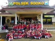 Kapolsek Sooko Kenalkan Tugas Kepolisian Kepada Anak TK