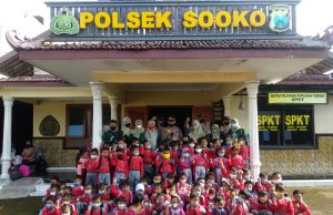 Kapolsek Sooko Kenalkan Tugas Kepolisian Kepada Anak TK